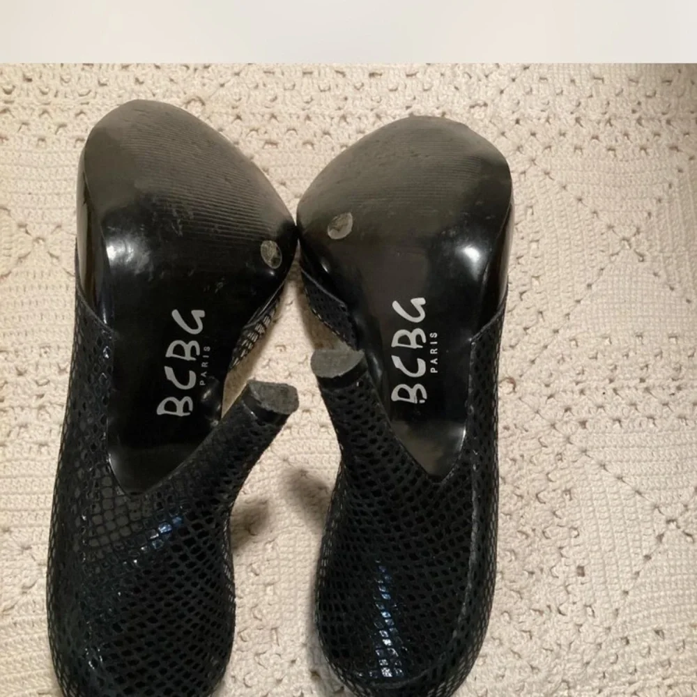 BCBG 2.5” black leather heels shoes size 7.5 like new